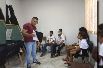 Aulas de violão com as crianças do Serviço de Convivência e Fortalecimento de Vínculos do CRAS Angelina Egues