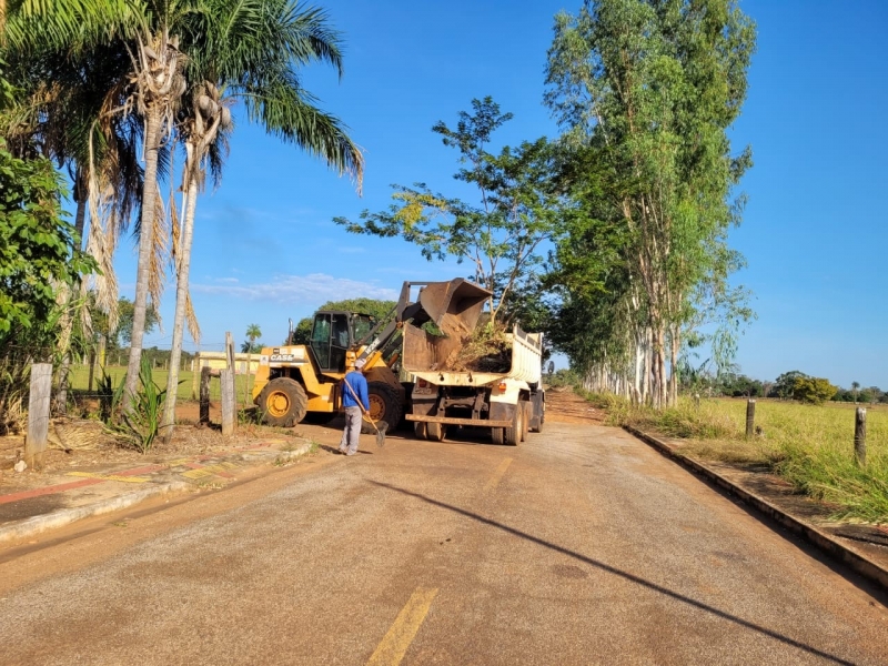 Secretaria de Obras realiza trabalhos de limpeza no município