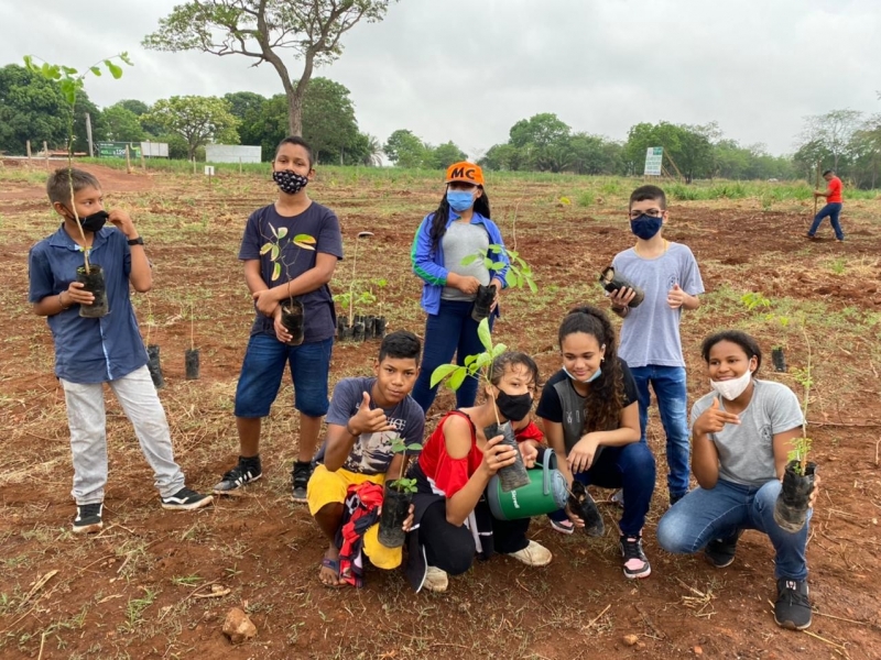 ALUNOS DO CEEFARR DE GLÓRIA D'OESTE REALIZAM PLANTIO DE MUDAS