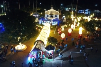 Glória D´Oeste Inaugura os Enfeites Natalinos com Show de Luzes na Praça Central